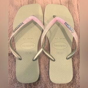 Havianas slim square glitter - new without tags
Size 35-36